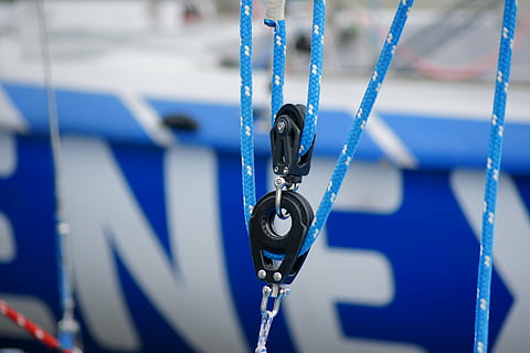 blocs, corda, vela, aparells, iots, cadena, vaixell nàutic, cabrestant de cable, veler, mar, iot, port, blau, centrar-se en primer pla, cap gent, primer pla, metall, connexió, penjant, força, enfocament selectiu, dia, transport, a l'aire lliure, naturalesa, manera de transport, aigua, brillant, macro, 4K, CC0, domini públic, lliure de regalies