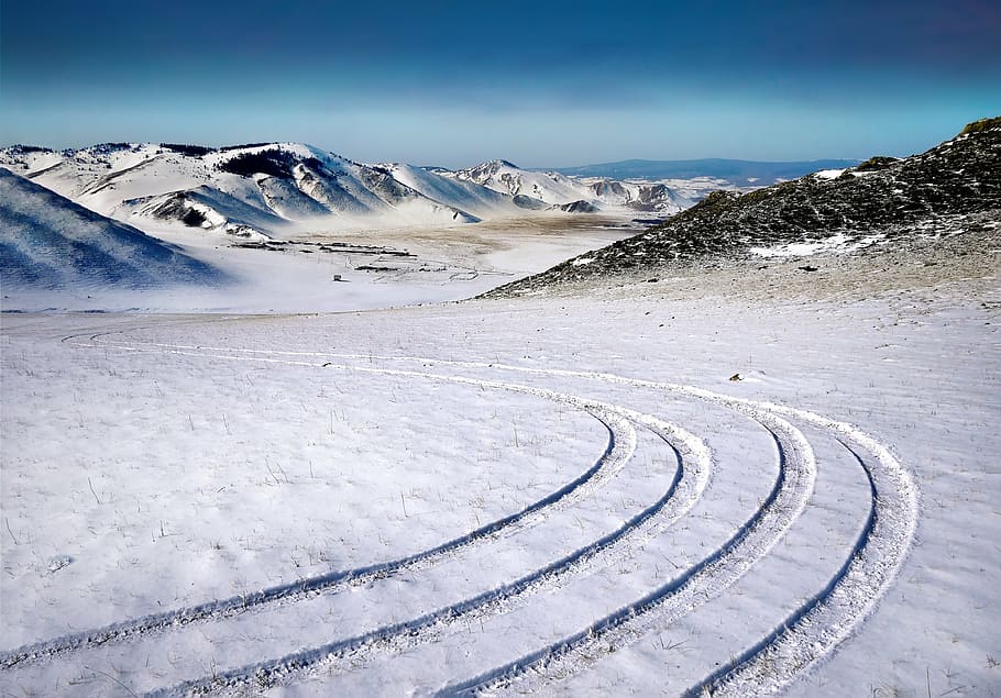 neu, recobert, muntanya, durant el dia, traces, slalom, hivern, camp, fred, paisatge, nevat, cultivable, camps, blanc, humor, humor d'hivern, blau, assolellat, cel, romàntic, idíl·lic, carril, siberia, Rússia, Baikal, atmosfèric, camp de neu, temperatura de fred, Serra, escenics, naturalesa, a l'aire lliure, corba, medi ambient, escenics - natura, muntanya nevada, bellesa a la natura, esport d'hivern, escena no urbana, dia, destinacions de viatge, carretera, aventura, cim de muntanya, 4K