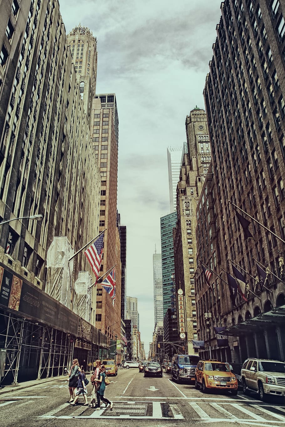 durant el dia, quadrat de temps, nova York, Manhattan - Nova York, EUA, Estat de Nova York, escena urbana, Midtown Manhattan, gratacels, ciutat, carrer, vida de ciutat, districte del centre de la ciutat, Manhattan inferior, exterior de l'edifici, estructura construïda, paisatge urbà, taxi, gent, arquitectura, trànsit, a l'aire lliure, lloc famós, destinacions de viatge, manera de transport, transport, automòbil, cotxe, carretera, edifici, exterior d’edifici d’oficines, cel, oficina, vehicle terrestre, carrer de la ciutat, alta - alta, grup de persones, modern, districte financer, 5K