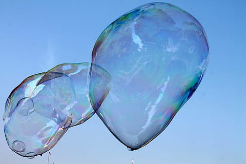 três, ampla, foto de close-up de bolhas, dia, bolhas de sabão, céu divertido, bolhas, céu, Diversão, Sabonete, criança, mosca, bolha, espuma, fechar-se, único objeto, azul, tiro do estúdio, reflexão, ninguém, fragilidade, vulnerabilidade, natureza, transparente, sabão sud, brilhante, ar, fundo colorido, céu limpo, visão de baixo ângulo, multi colorido, ao ar livre, 4K, CC0, domínio público, royalty free