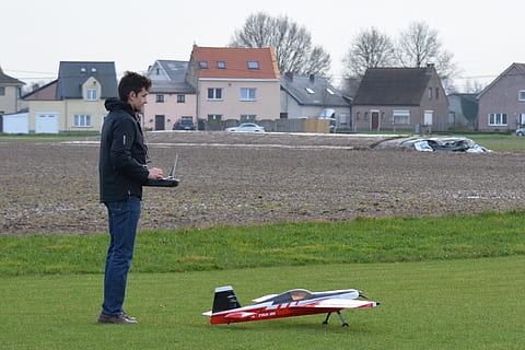 Modellflugzeug, Ebene, Fahren, Gebäudehülle, die Architektur, gebaute Struktur, in voller Länge, Männer, eine Person, Gebäude, Transport, Transportmittel, Tag, Stehen, Haus, echte Menschen, Wohngegend, Natur, Gras, Lebensstile, draußen, 2K, CC0, gemeinfrei, lizenzfrei