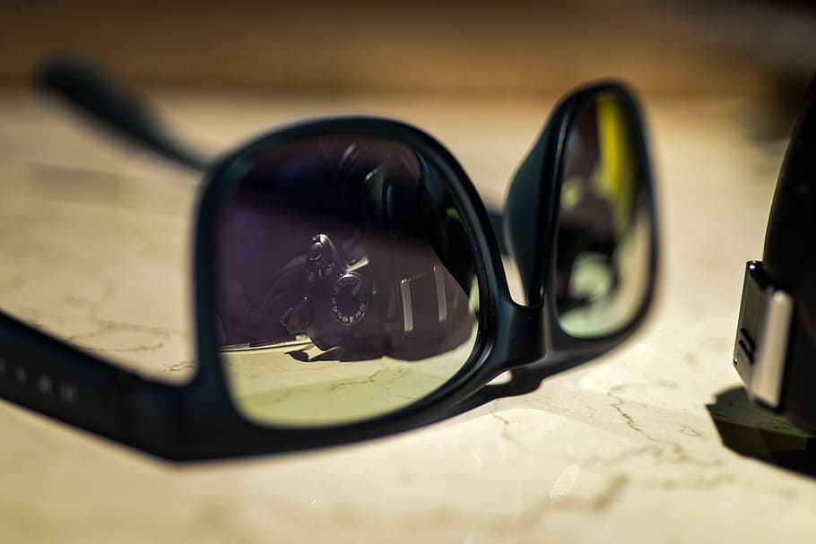 spejl, solbriller, afspejling, kamera, fotografering, mode, stil, sommer, briller, smarte, fedt nok, moderne, livsstil, design, tæt på, glas - materiale, ingen mennesker, selektiv fokusering, indendørs, syn, sort farve, sidespejl, stilleben, træ - materiale, fokus på forgrunden, bord, gennemsigtig, dag, personlige tilbehør, 5K