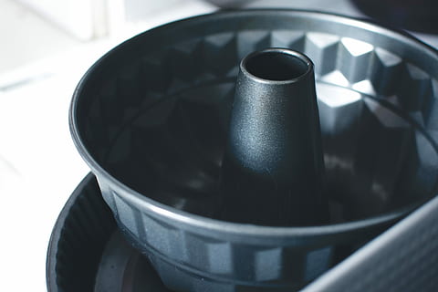 horneando, sartén, batería de cocina, coche, transporte, equipo, cocina domestica, quemador - estufa, metal, cuarto doméstico, envase, estufa de camping, de cerca, adentro, de color negro, nadie, aparato, vista de alto ángulo, naturaleza muerta, equipo doméstico, comida y bebida, solo objeto, centrarse en primer plano, forma, estufa, utensilio de cocina, acero, aleación, 5K, CC0, dominio público, libre de derechos