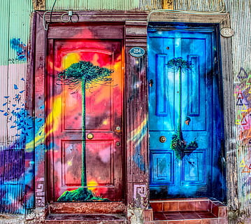 copac, imprimate, multicolor, închis, Două, roșu, albastru, verde, graffiti, de lemn, 4-panel, Usi tiparite cu arbori cu patru panouri, uşi, uşă, vechi, arhitectură, multi colorate, fereastră, nici o persoana, construită, Intrare, exteriorul clădirii, Securitate, lemn - material, Siguranță, protecţie, clădire, zi, casă, erodate, în aer liber, 2K, CC0, domeniu public, fără drepturi de autor