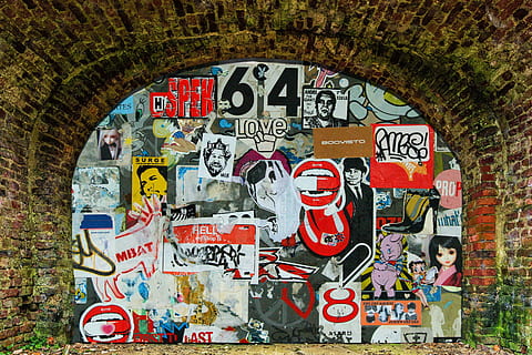 graffiti, dveře, design, starý, městský, vinobraní, umělecký, kultura, retro, umělecká díla, tvořivý, vandalství, portál, zeď, plakáty, grunge, špinavý, ghetto, ilegální, životní styl, tvořivost, sdělení, lidské zastoupení, text, umění a řemesla, vícebarevné, zastoupení, nikdo, západní skript, nástěnný prvek, stavba, mužská podobnost, architektura, den, plakát, cihlová zeď, cihlový, pouliční umění, nástěnná malba, chaotický, 2K, CC0, veřejná doména, bez autorských práv