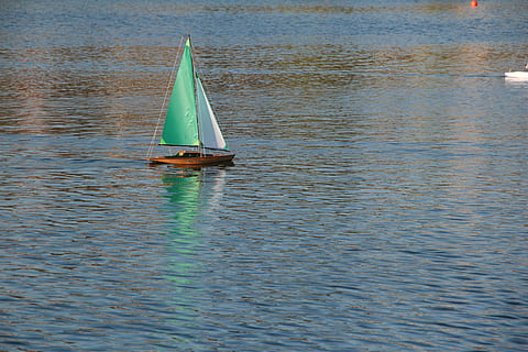 model de vaixell, arrencada, controlat remotament, rc boat, aigua, davant del mar, a l'aire lliure, naturalesa, mar, dia, vaixell nàutic, veler, vela, transport, bellesa a la natura, ondulat, manera de transport, reflexió, tranquil·litat, activitat d'oci, escena tranquil·la, cap gent, flotant a l'aigua, 5K, CC0, domini públic, lliure de regalies
