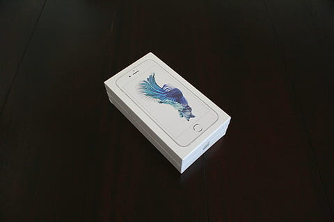 Apfel, iphone, Smartphone, Handy, Mobiltelefon, elektronisch, Gadget, Handy, Weiß, drinnen, keine Leute, Darstellung, Stillleben, kopieren sie platz, Holz - Material, Papier-, Nahansicht, weiße Farbe, High Angle View, einzelnes Objekt, Natur, Tabelle, menschliche Darstellung, Studioaufnahme, schwarzer Hintergrund, ausgeschnitten, kalte Temperatur, 2K, CC0, gemeinfrei, lizenzfrei