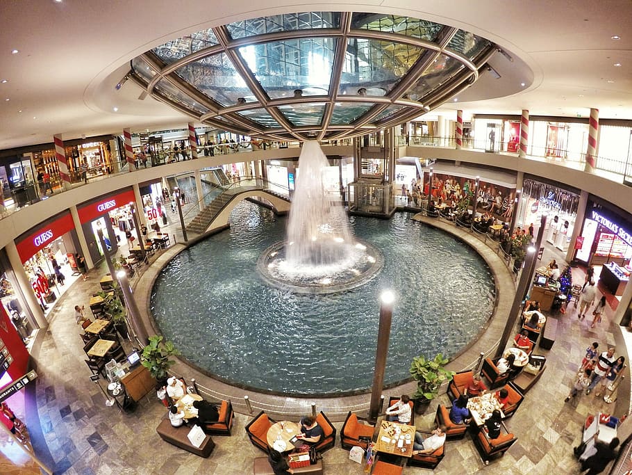 runde vand springvand, inde, restaurant, rund, springvand, indendørs, mennesker, arkitektur, stor gruppe mennesker, høj vinkel visning, menneskemængde, bygget struktur, fish-eye lens, tilfældige mennesker, gruppe af mennesker, vand, rigtige mennesker, by, Kvinder, livsstil, dag, indkøbscenter, turisme, voksen, bevægelse, luksus, forbrugerisme, 1080P