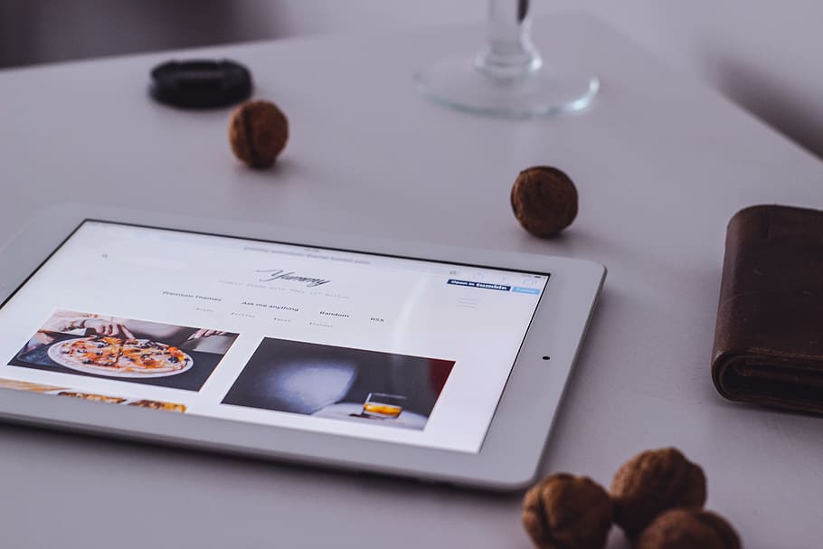 ipad, tavoletta, tecnologia, attività commerciale, noccioline, tavolo, ufficio, scrivania, in casa, persone, comunicazione, vista dall'alto, formazione scolastica, attrezzature domestiche, pubblicazione, apprendimento, viaggio, tavoletta digitale, cibo e bevande, carta, messa a fuoco selettiva, libro, rilassamento, 5K