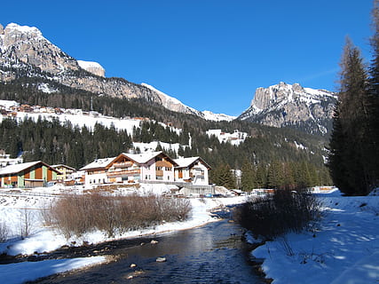 excursió, corrent, endavant, el rierol, neu, muntanya, hivern, temperatura de fred, casa, exterior de l'edifici, arquitectura, estructura construïda, cel, edifici, arbre, naturalesa, dia, bellesa a la natura, cel clar, planta, escenics - natura, barri residencial, cap gent, Serra, muntanya nevada, casa de camp, 4K, CC0, domini públic, lliure de regalies