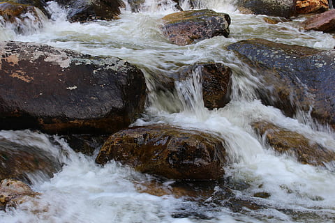 corriente de agua, otoño, cascada, agua, corriente, rio, movimiento, nadie, naturaleza, larga exposición, roca - objeto, rock, sólido, agua que fluye, belleza en la naturaleza, deporte acuático, paisajes - naturaleza, movimiento borroso, fluido, mar, deporte, día, tierra, corriente - agua que fluye, al aire libre, poder en la naturaleza, 2K, CC0, dominio público, libre de derechos