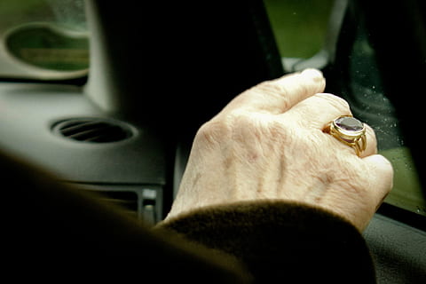 mano, antiguo, anillo, humano, abuela, doblez, manos, mano humana, una persona, parte del cuerpo humano, de cerca, adulto, adentro, joyería, coche, parte del cuerpo, modo de transporte, transporte, Vehículo de motor, hombres, interior del vehículo, centrarse en primer plano, dedo, interior del coche, 2K, CC0, dominio público, libre de derechos
