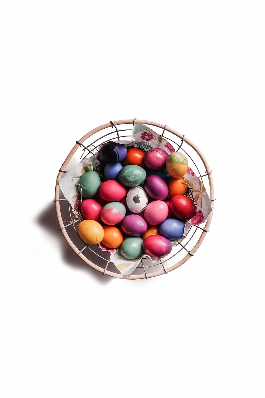 cestello, dipinto, uova, Mela, uovo, Pasqua, cestino, uovo di Pasqua, sfondo bianco, multicolore, girato in studio, contenitore, cibo, grande gruppo di oggetti, natura morta, vista dall'alto, in casa, nessuno, copia spazio, scelta, cibo e bevande, variazione, ritagliare, avvicinamento, cibo dolce, tentazione, 4K