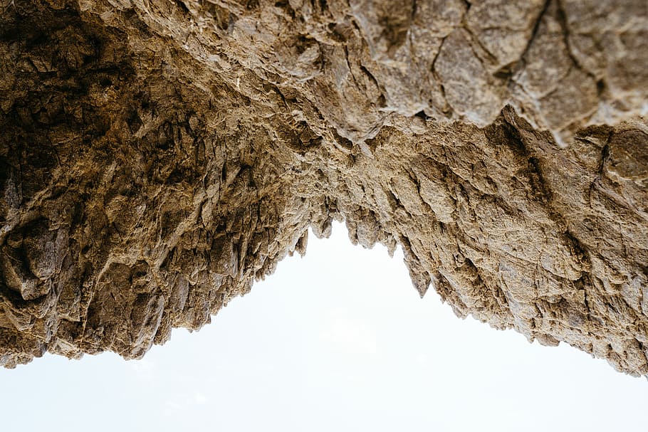 marró, muntanya, durant el dia, fragment de roca marró, rock, textura, invertit, perspectiva, vora de la cova, el llindar, penya-segat, esperança, escalar, viatge, fons, cel, sorra, platja, naturalesa, arbre, vista d’angle baix, cap gent, cova, bellesa a la natura, planta, dia, sòlid, a l'aire lliure, creixement, tronc de l'arbre, rock - object, tronc, estalactita, tranquil·litat, patró natural, penjant, 5K