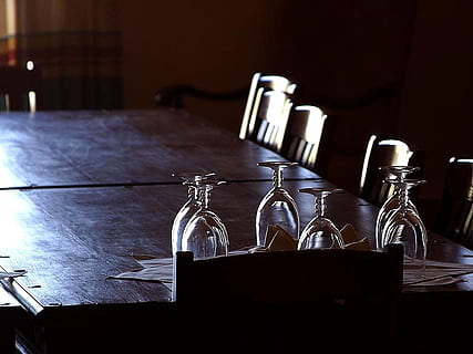 wijnglazen, bril, tafel, eettafel, drinken, restaurant, dining, diner, catering, borden, omgeving, dineren, binnenshuis, houder, fles, eten en drinken, geen mensen, verfrissing, huishoudspullen, glas, glas - materiaal, stilleven, bar - drankgelegenheid, arrangement, Zout schudder, parfum spuit, groep objecten, drinkglas, kunst cultuur en entertainment, toog, 720P, CC0, publiek domein, royaltyvrij