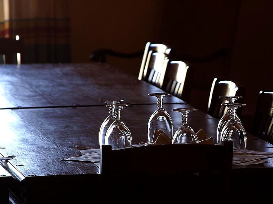 vinné skleničky, brýle, stůl, jídelní stůl, napít se, restaurace, stolování, večeře, stravování, nádobí, nastavení, večeřet, uvnitř, kontejner, láhev, jídlo a pití, nikdo, občerstvení, vybavení domácností, sklenka, sklo - materiál, stálý život, bar - pití, uspořádání, Solnička, parfémový postřikovač, skupina objektů, nápojová sklenice, umělecká kultura a zábava, barový pult, 720P