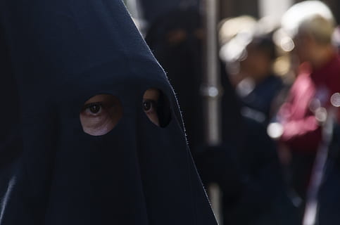 kulkue, pääsiäinen, uskonto, katolinen, usko, Barcelona, muotokuva, aikuinen, pääosuma, satunnaisia ​​ihmisiä, ihmiset, vaatetus, edestä, katsot kameraa, hijab, huppu - vaatteet, huppu, perinteiset vaatteet, naiset, keskittyä etualalle, sisällä, pelko, miehet, 4K, CC0, public domain, rojaltivapaa
