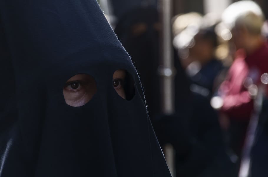 processione, Pasqua, religione, cattolico, fede, Barcellona, ritratto, adulto, colpo alla testa, persone accessorie, persone, capi di abbigliamento, vista frontale, guardando la fotocamera, hijab, cappuccio - abbigliamento, cappuccio, abbigliamento tradizionale, donne, concentrarsi sulle conoscenze acquisite, in casa, paura, uomini, 4K