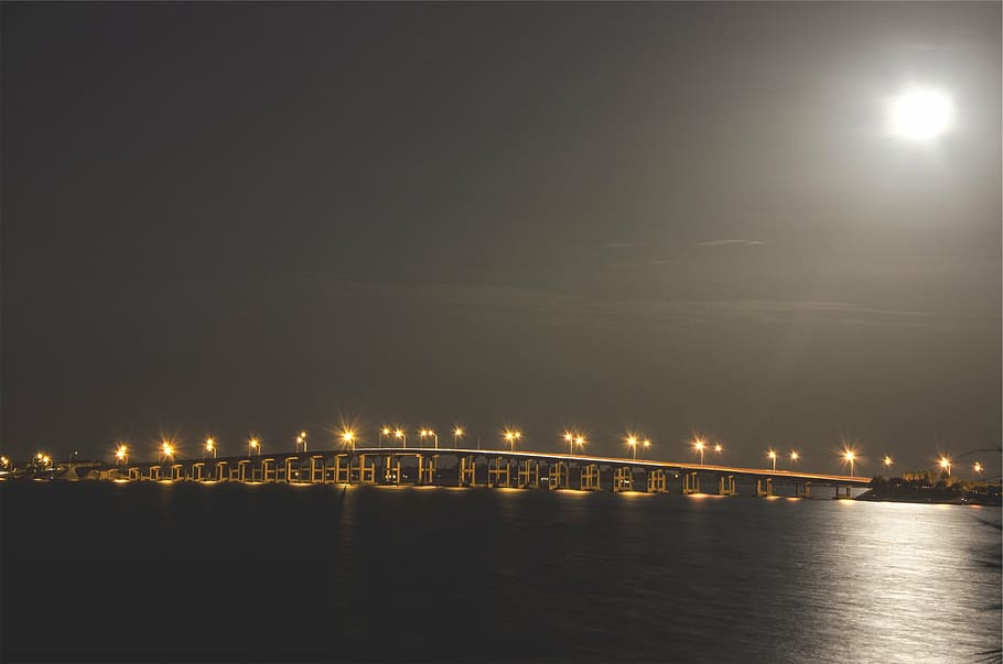 iluminado, puestos, gris, puente de metal, fotografía, puente, noche, arquitectura, luces, oscuro, agua, cielo, Luna, río, puente - estructura hecha por el hombre, al aire libre, estructura construida, nadie, conexión, reflexión, naturaleza, transporte, frente al mar, copia espacio, equipo de iluminación, 1080P