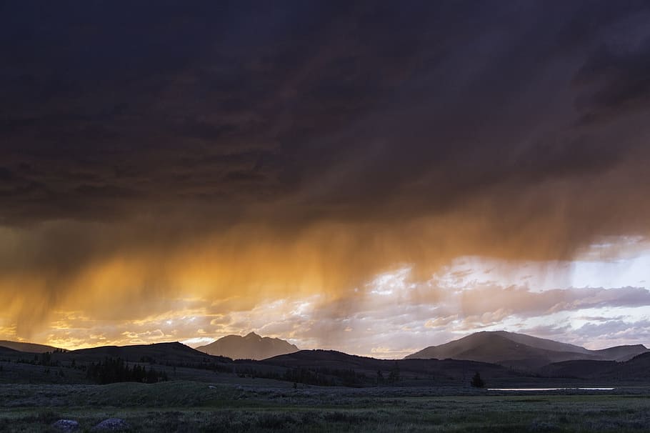 szenisch, Aussicht, Landschaft, Wolken, wolkig, dunkle Wolken, Dämmerung, Berge, draußen, regnerisch, Sturm, Reise, Berg, Szenen - Natur, Schönheit in der Natur, Umgebung, Himmel, Gebirge, wolke - himmel, ruhige Szene, keine Leute, Ruhe, Natur, Nicht-städtische Szene, Fernbedienung, idyllisch, Land, Scheu, Sonnenlicht, Kraft in der Natur, bedrohlich, Gipfel, 2K