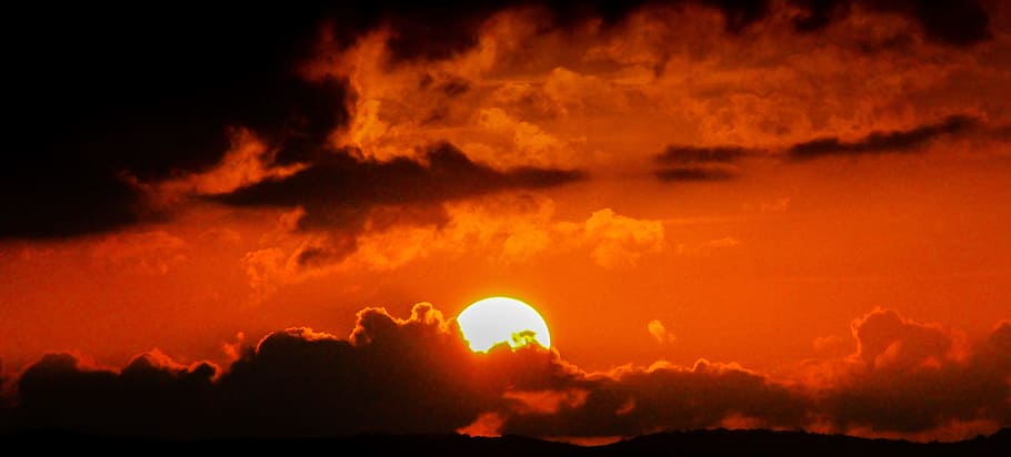 posta de sol, núvols, sol, cel, vermell, intens, naturalesa, vespre, núvol - cel, cloudscape, color taronja, escenics, a l'aire lliure, bellesa a la natura, llum solar, estiu, temps, cel dramàtic, imatge en color, paisatge, cap gent, calor - temperatura, escenics - natura, fosc, nit, medi ambient, silueta, tempesta, muntanya, cremant, panoràmica, 5K