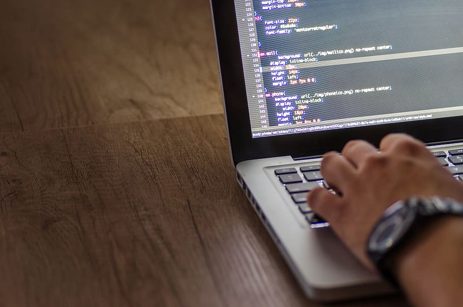 ruka, laptop, pracovní, psaní na stroji, data, klávesnice, programátor, obrazovka, práce, pracovního prostoru, technologie, uvnitř, stůl, počítač, část lidského těla, sdělení, spojení, jedna osoba, detail, lidské ruky, bezdrátové technologie, dospělý, počítačové vybavení, pomocí počítače, podnikání, lavice, dřevo - materiál, finance, 5K