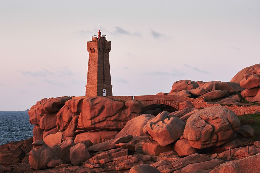 marró, far, penya-segat de roca, cos, aigua, gris, torre, penya-segat, posta de sol, rock, oceà, paisatge, sol, vermell, Gran Bretanya, França, naturalesa, mar, phare, integrat, cel, arquitectura, estructura construïda, rock - object, sòlid, orientació, exterior de l'edifici, direcció, edifici, núvol - cel, cap gent, bellesa a la natura, seguretat, destinacions de viatge, a l'aire lliure, 5K