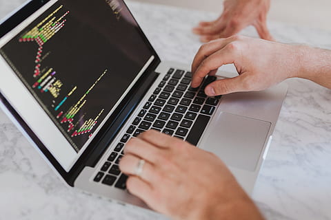 la personne, en utilisant, macbook d'argent, code, codage, la programmation, html, dactylographie, travail, affaires, mains, portable, ordinateur, La technologie, Bureau, main humaine, la communication, main, Technologie sans fil, partie du corps humain, lien, utilisant un ordinateur portable, une personne, équipement informatique, à l'intérieur, mise au point sélective, clavier, fermer, clavier d'ordinateur, doigt, surfer sur le net, 5K, CC0, domaine public, libre de droits