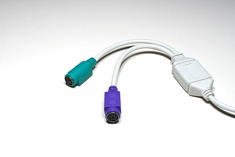 Kabel, Computers, Konverter, Tastatur, Maus, ps 2, USB, Leitartikel, Technologie, drinnen, Nahansicht, Studioaufnahme, keine Leute, weißer Hintergrund, kopieren sie platz, Stillleben, ausgeschnitten, Ausrüstung, einzelnes Objekt, Kraftstoff- und Stromerzeugung, Blau, Kunststoff, High Angle View, Metall, Sicherheit, grüne Farbe, Tag, 4K, CC0, gemeinfrei, lizenzfrei