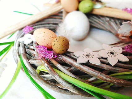 runden, braun, Grün, hölzern, Kranz, Ostern, Ostereier, Kunst, Ei, bunt, Osterfeier, Osterthema, Osterdeko, Frühling, Schmetterling, Blumen, Osterei, Herz, verziert, Blume, Natur, Ostergruß, Türkranz, Dekoration, Frohe Ostern, Feier, Lebensmittel, Essen und Trinken, keine Leute, Urlaub, Nahansicht, Kreativität, selektiver Fokus, drinnen, Stillleben, Kunst und Handwerk, High Angle View, Pflanze, Frische, mehrfarbig, 4K, CC0, gemeinfrei, lizenzfrei