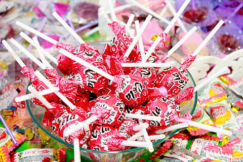 piruletes, caramels, bales, vermell, cap gent, text, primer pla, venda al detall, a la venda, centrar-se en primer pla, celebració, enfocament selectiu, gran grup d'objectes, elecció, dia, abundància, variació, menjar dolç, comunicació, esdeveniment, art i artesania, frescor, a l'interior, temptació, 2K, CC0, domini públic, lliure de regalies