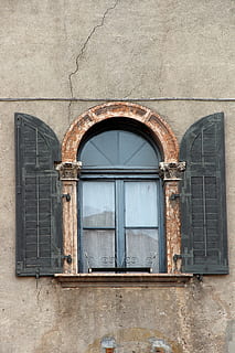 finestra, vecchio, vecchia finestra, facciata, storicamente, intemperie, legna, bicchiere, rottura, costruzione, finestre di legno, città vecchia, serramenti, otturatore, Aperto, esterno dell'edificio, struttura costruita, architettura, giorno, nessuno, chiuso, Entrata, porta, caratteristica della parete, all'aperto, Casa, parete, arco, quartiere residenziale, Inquadratura dal basso, abbandonato, 4K, CC0, dominio pubblico, privo di copyright