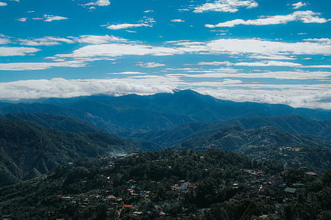 verd, muntanya, ennuvolat, cel, arbres, blau, núvols, naturalesa, paisatge, arbre, planta, vall, casa, vista, cap gent, dia, a l'aire lliure, bellesa a la natura, tranquil·litat, escenics, núvol - cel, escenics - natura, escena tranquil·la, medi ambient, Serra, escena no urbana, idíl·lic, vista d’angle alt, remot, geografia física, terra, 4K