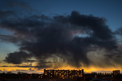 Brun, bygning, grå, skyer, gylden, time, regn skyen, solnedgang, mørk, landskab, vejr, regn, natur, storm, himmel, cloudscape, vind, naturlig, flad, by-, aften, orange, nat, skumring, sky - himmel, bybilledet, by skyline, arkitektur, by, bygning udvendig, bygget struktur, dramatisk himmel, byliv, storm sky, ingen mennesker, skønhed i naturen, tordenvejr, udendørs, skyskraber, kontorbygning udvendig, ildevarslende, magt i naturen, 5K, CC0, offentligt domæne, royaltyfrie