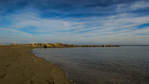 platja, buit, sorra, núvols, tardor, cel, calma, serenitat, tranquil, kapparis, Xipre, serè, pacífica, naturalesa, tranquil·litat, escenics, escena tranquil·la, bellesa a la natura, aigua, mar, terra, escenics - natura, núvol - cel, cap gent, arquitectura, rock, blau, dia, rock - object, medi ambient, a l'aire lliure, 4K, CC0, domini públic, lliure de regalies