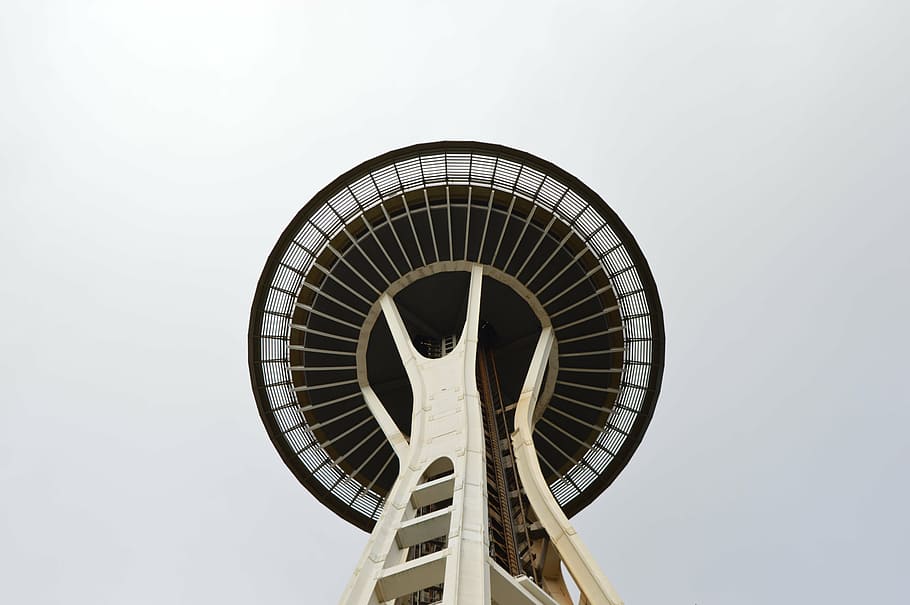 fotografia d'angle baix, agulla espacial, Seattle, torre, arquitectura, estructura construïda, vista d’angle baix, cel, dia, cap gent, cultura i entreteniment artístic, Parc d'atraccions, passeig pel parc d’atraccions, cel clar, forma, còpia espai, naturalesa, forma geomètrica, turbina, energia renovable, a l'aire lliure, aerogenerador, conservació del medi ambient, cercle, directament a sota, 5K