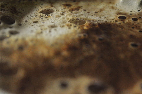 Kaffeeschaum, Schaum, Makro, Bläschen, Kaffee, Koffein, heiß, Cappuccino, Weiß, frisch, schließen, Nahansicht, keine Leute, Hintergründe, Vollbild, drinnen, Essen und Trinken, texturiert, Blase, Muster, abstrakt, extreme Nahaufnahme, selektiver Fokus, Getränk, braun, Erfrischung, alt, schaumiges Getränk, 4K, CC0, gemeinfrei, lizenzfrei