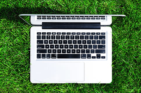 fotografia świecka, Macbook Air, Top, Zielony, pole trawy, laptop, komputer, pc, notatnik, laptop, komputer, bezprzewodowy, ruchliwość, trawa, klawiatura, pole, technologia, Natura, mobilny, ekran, Internet, biznes, sieć, nikt, porozumiewanie się, monitor, na wolnym powietrzu, na zewnątrz, obiekt, połączenie, praca, środowiskowy, otwarty, ekologia, zdalny, gabinet, łąka, pojęcie, energia, wi-fi, wifi, oszczędność, ochrona, naturalny, kwiaty, dzień, świeży, twórczy, technologia bezprzewodowa, globalna komunikacja, klawiatura komputerowa, przenośne urządzenie informacyjne, roślina, wysoki kąt widzenia, Bezpośrednio powyżej, wyposażenie komputera, żadnych ludzi, zielony kolor, na dworze, pusty, 5K, CC0, domena publiczna, darmowe zdjęcia