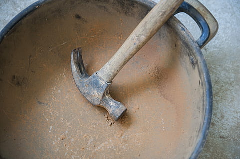 martello, utensili, pentola, nessuno, movimento, in casa, acqua, giorno, avvicinamento, metallo, vista dall'alto, strumento di lavoro, natura morta, strumento a mano, contenitore, attrezzature domestiche, attrezzatura, secchio, vecchio, industria di costruzioni, strumento, sporco, utensile da cucina, acciaio, 4K, CC0, dominio pubblico, privo di copyright