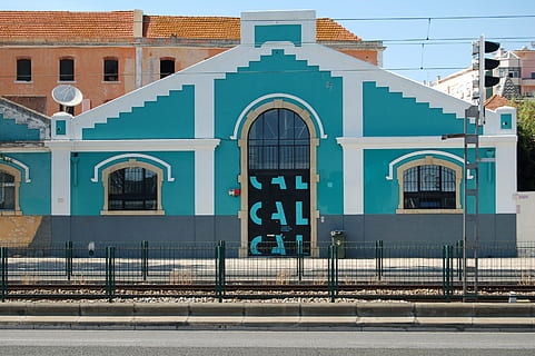 blanc, verd, concret, edifici, a través de, carrer, durant el dia, foto, arquitectònic, fotografia, blau, a prop, trànsit, llum, arquitectura, estructura, disseny, carretera, tanca, exterior de l'edifici, estructura construïda, façana, destinacions de viatge, a l'aire lliure, dia, ciutat, cap gent, arc, transport, naturalesa, religió, lloc de culte, entrada, creença, signe, llum del carrer, govern, 2K, CC0, domini públic, lliure de regalies