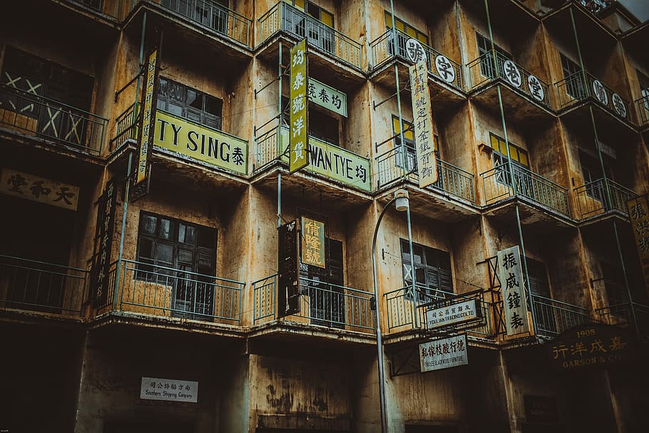 arkitektoniske, fotografering, gul, bygning, gul leje, balkon, arkitektur, ty synge, værelser, bygget struktur, bygning udvendig, lav vinkel visning, vindue, ingen mennesker, boligområde, baggrunde, fuld ramme, by, nødudgang, tekst, udendørs, dag, gammel, historie, væg, fortiden, lejlighed, udsmykkede, 5K