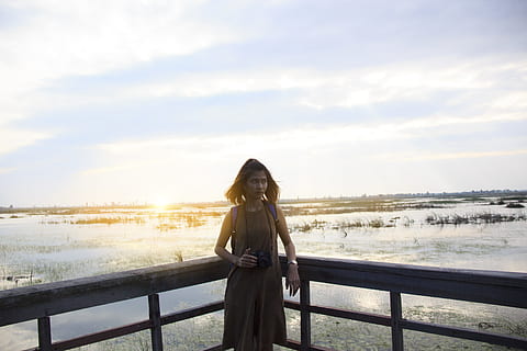 taivas, auringonlasku, henkilö, viehättävä, tausta, kamera, pilviä, Nainen, tyttö, järvi, malli-, ulkona, valokuvaaja, valokuvaus, photoshoot, maisema, luonnonkaunis, auringon häikäisyä, auringonnousu, näkymä, vesi, nuori, yksi henkilö, nuori aikuinen, naiset, pilvi - taivas, kaide, pysyvä, vapaa-ajan toiminta, muotoilu, hiukset, pitkät hiukset, nuoret naiset, luonto, aikuinen, elämäntavat, kolmen neljänneksen pituinen, näköinen, katsot näkymää, kaunis nainen, lämmin vaatetus, muoti, miettiminen, 5K, CC0, public domain, rojaltivapaa