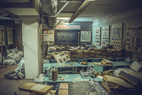 fotografia, abandonado, coisas, abrigo, arquivo, documentos, posto de comando, o abandonado, caixas, escavação, dentro de casa, antiquado, ninguém, fábrica, arquitetura, velho, história, declínio, estragado, bagunçado, atropelar, obsoleto, grande grupo de objetos, deterioração, o passado, dia, má condição, abundância, o negócio, tecnologia, arruinado, 2K, CC0, domínio público, royalty free