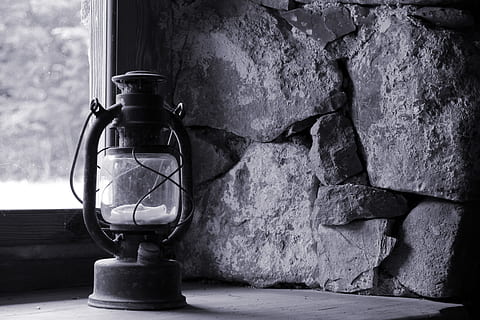 slukket lampe, skrivebord, vindue, gråtonebilleder, lanterne, nostalgisk, belysning, lampe, lys, murværk, nostalgi, atmosfære, belysningsudstyr, murbygningsfunktion, ingen mennesker, arkitektur, olielampe, dag, bygget struktur, gammel, retro stylet, væg, elektrisk lampe, indendørs, metal, trappe, tæt på, ur, 2K, CC0, offentligt domæne, royaltyfrie