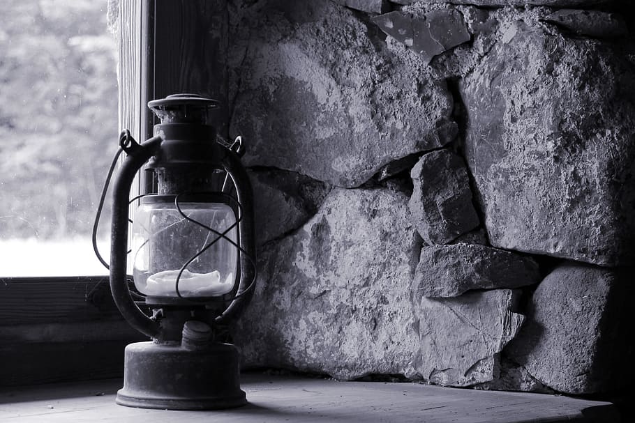 llum apagada, escriptori, finestra, fotografia en escala de grisos, llanterna, nostàlgic, il·luminació, llum, maçoneria, nostàlgia, atmosfera, equips d’il·luminació, funció de construcció de parets, cap gent, arquitectura, làmpada d'oli, dia, estructura construïda, vell, estil retro, paret, llum elèctrica, a l'interior, metall, escala, primer pla, rellotge, 2K