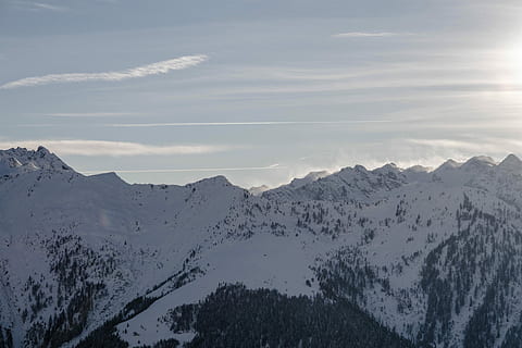 Sonnenlicht, Alpenberg, Gebirge, Berg, Schnee, Baum, Wald, Schönheit in der Natur, kalte Temperatur, Szenen - Natur, Winter, Himmel, wolke - himmel, ruhige Szene, Ruhe, Umgebung, Natur, keine Leute, Nicht-städtische Szene, Landschaft, schneebedeckter Berg, Tag, draußen, Platz, Angebot, Gipfel, 5K, CC0, gemeinfrei, lizenzfrei