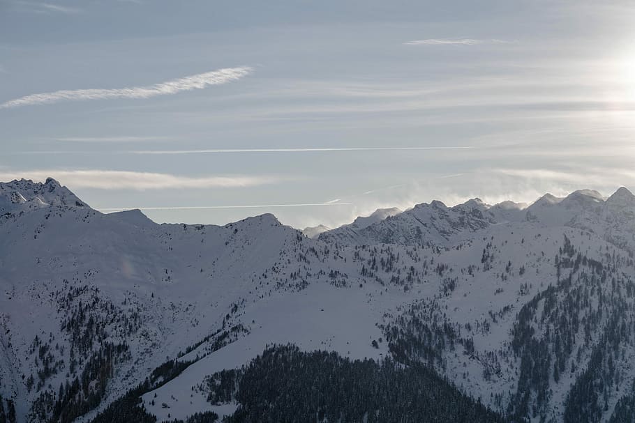 Sonnenlicht, Alpenberg, Gebirge, Berg, Schnee, Baum, Wald, Schönheit in der Natur, kalte Temperatur, Szenen - Natur, Winter, Himmel, wolke - himmel, ruhige Szene, Ruhe, Umgebung, Natur, keine Leute, Nicht-städtische Szene, Landschaft, schneebedeckter Berg, Tag, draußen, Platz, Angebot, Gipfel, 5K