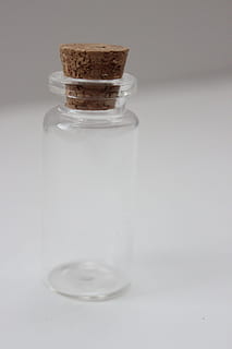 Claro, frasco de vidro, cortiça, garrafa, vidro, esvaziar, recipiente, frágil, vidraria, pote, armazenamento, translúcido, loja, conservação, tampa, reciclando, cozinha, espaço, boné, utensílios de cozinha, vasilha, embalagem, preservação, enlatada, utilidades domésticas, louça, fechadas, selado, coleção, vidro - material, ninguém, tiro do estúdio, dentro de casa, fundo branco, fechar-se, frescura, transparente, ainda vida, mesa, comida e bebida, copie o espaço, agua, cor branca, natureza, Cortar fora, pureza, 2K, CC0, domínio público, royalty free