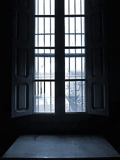 ventana, barras, ligero, símbolo, atrapado, tristeza, adentro, arquitectura, día, nadie, cuarto doméstico, material de vidrio, edificio, transparente, estructura construida, casa, oscuro, interior de la casa, luz del sol, ausencia, naturaleza, marco de la ventana, vacío, cortina, 4K