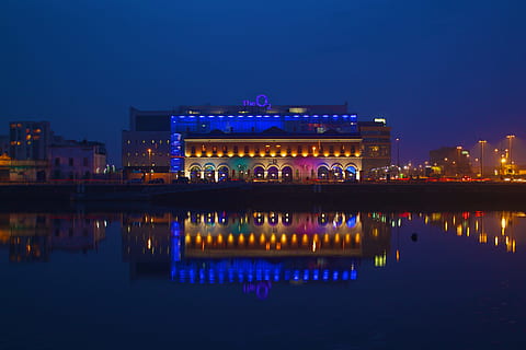 notte, acqua, dublin, riflessi, o2, riflessione, esterno dell'edificio, illuminato, architettura, struttura costruita, lungomare, città, cielo, blu, costruzione, natura, nessuno, destinazioni di viaggio, lago, crepuscolo, all'aperto, paesaggio urbano, vita notturna, 2K, CC0, dominio pubblico, privo di copyright